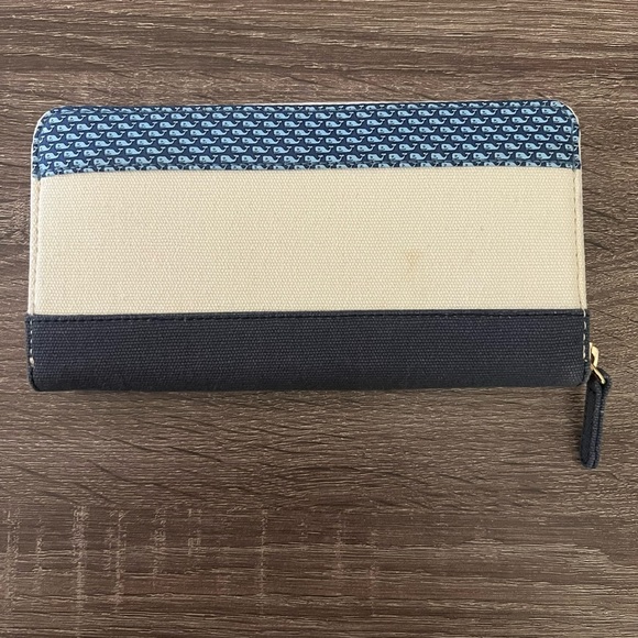Martha's Vineyard Vines Whales Large Zip Around Wallet - Picture 2 of 9